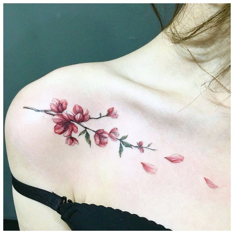 Pinong bulaklak - tattoo ng clavicle