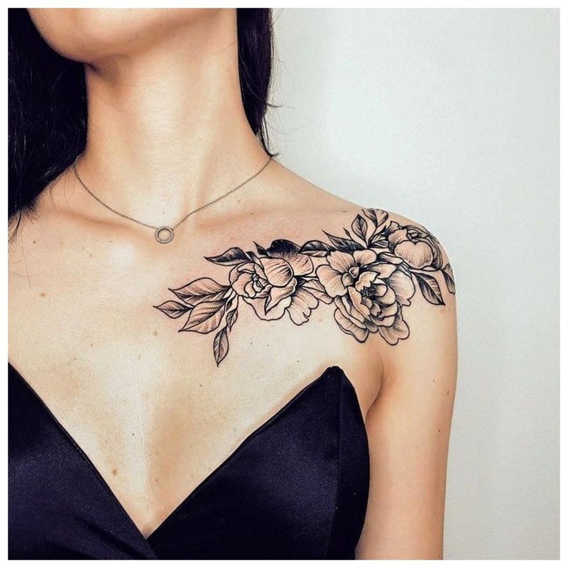 Clavicle at balikat na tattoo