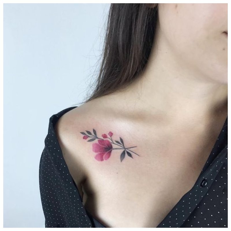 Pinong bulaklak na tattoo sa collarbone