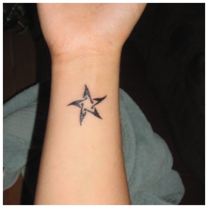 Star - tattoo sa pulso