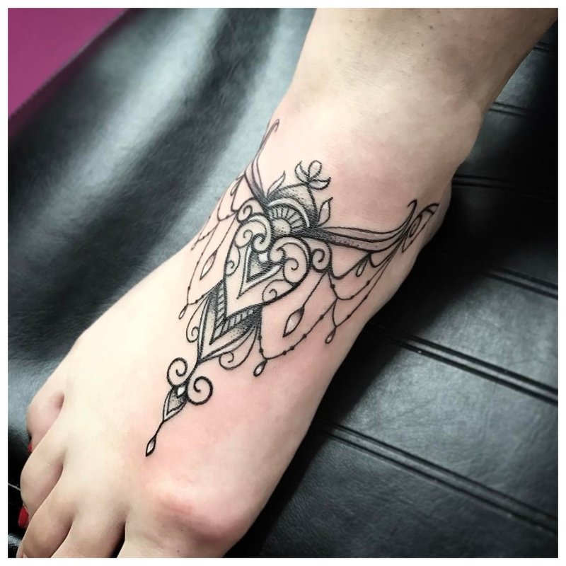 Tatouage ethnique sur le pied