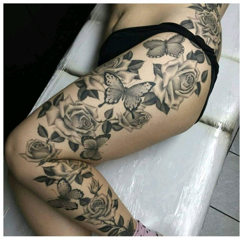 Tatouage sur toute la jambe et le côté