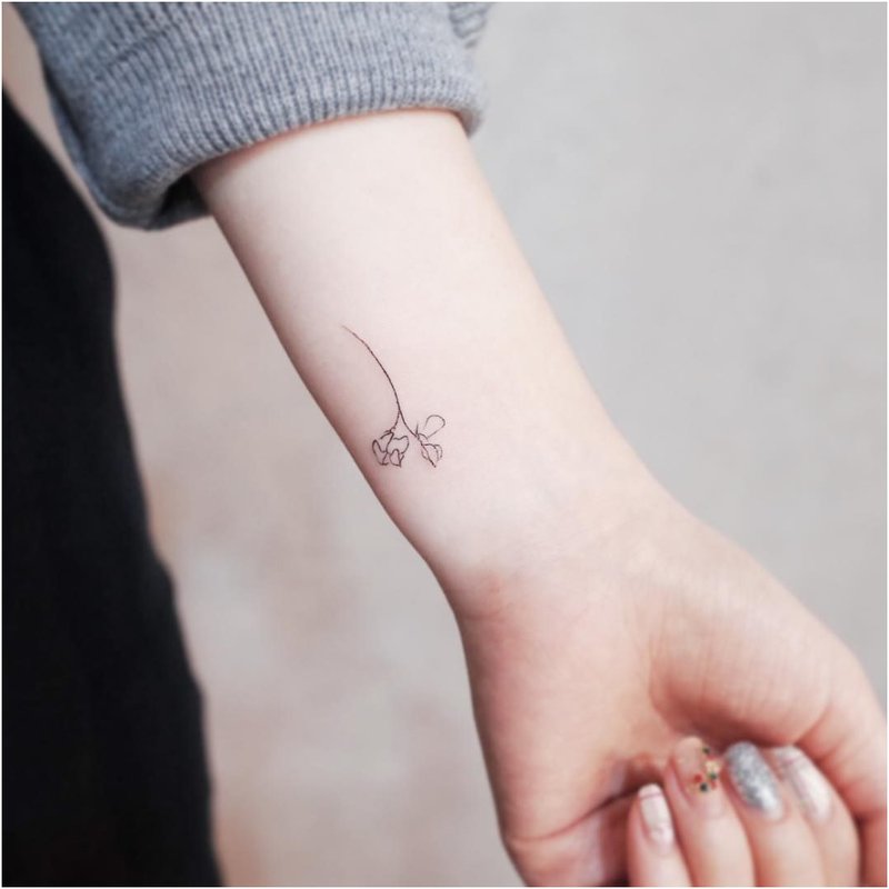 Tatouage de fleurs en une ligne