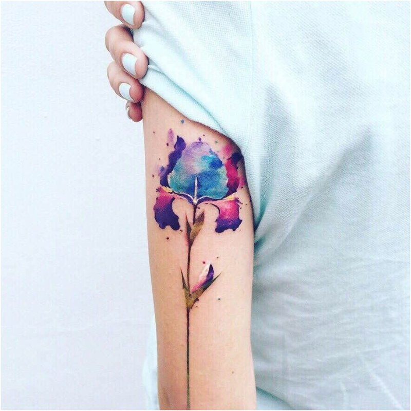 Ang tattoo ng watercolor na may bulaklak