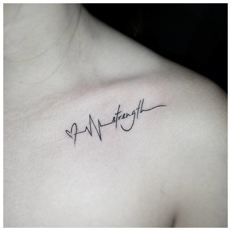 Hindi pangkaraniwang inskripsiyon ng tattoo sa ilalim ng collarbone