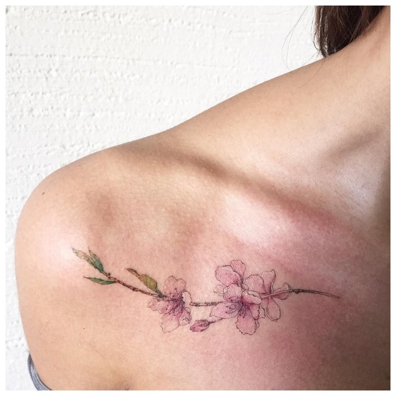 Pinong bulaklak na tattoo sa collarbone