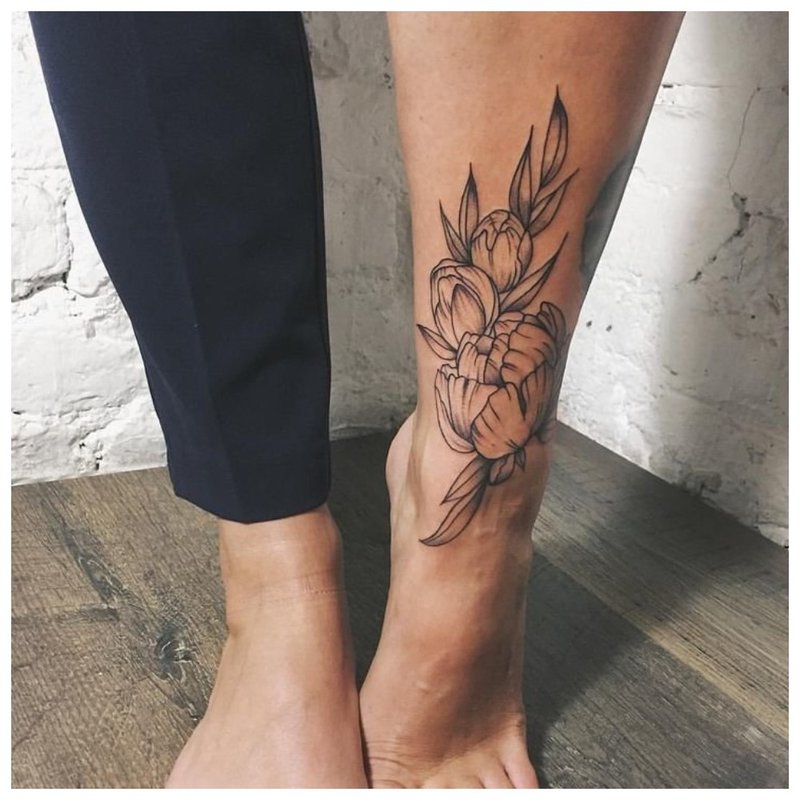 Contour floral tattoo sa ibabang binti