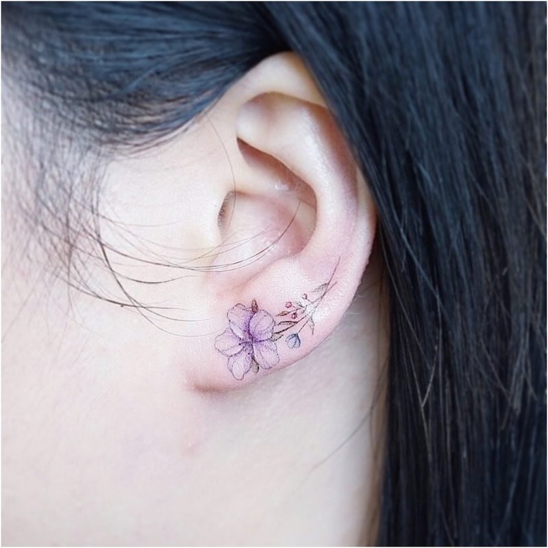 Minimalistic na bulaklak sa earlobe