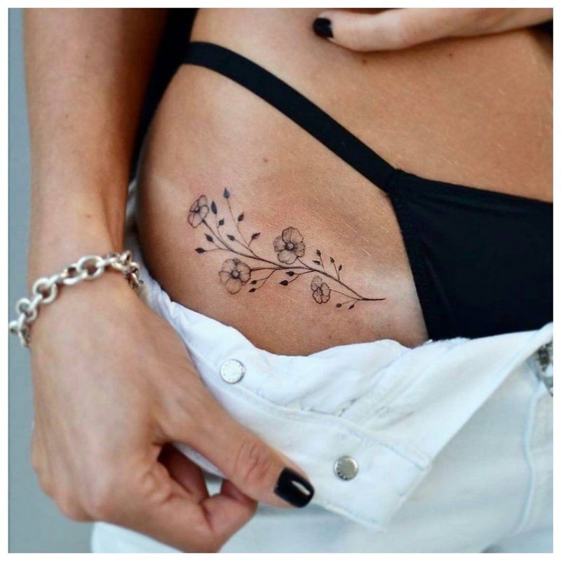 Tatouage de fleur de hanche