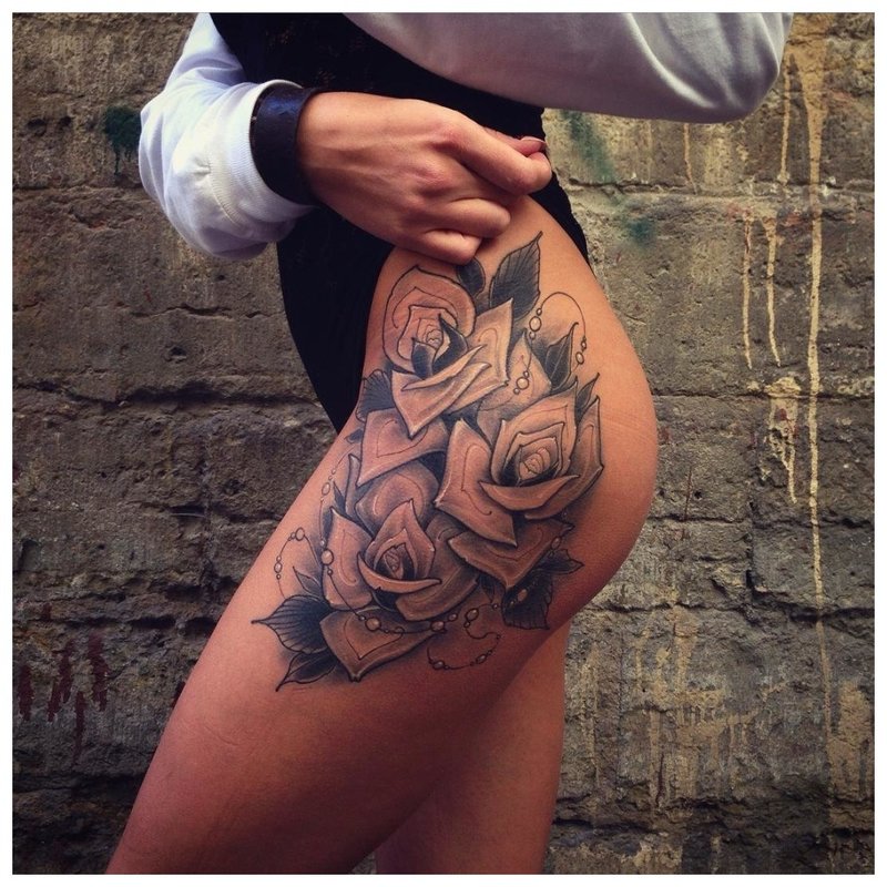 Tatouage hanche de belle fille