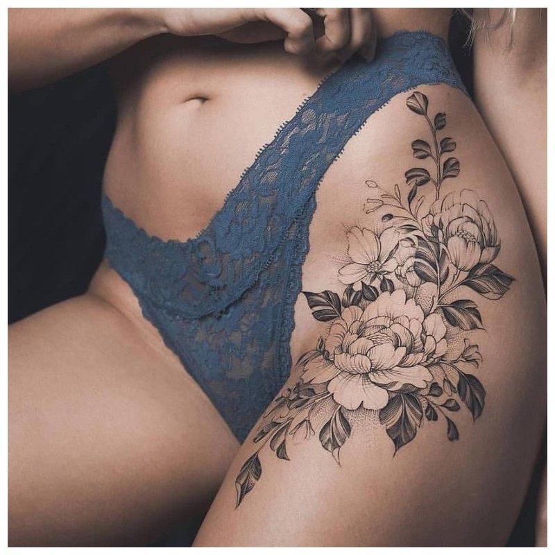 Tatouage floral délicat sur la jambe