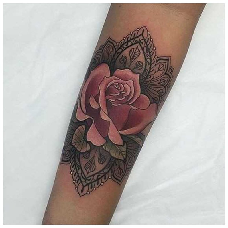 Malaking rosas na tattoo