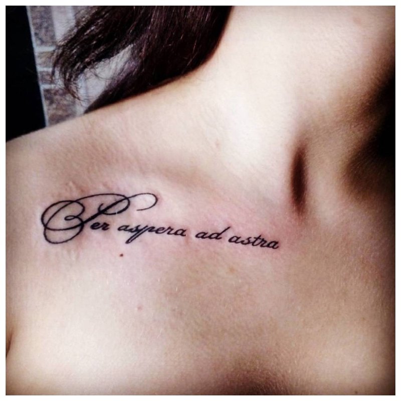 Inscription de tatouage sur la clavicule d'une fille