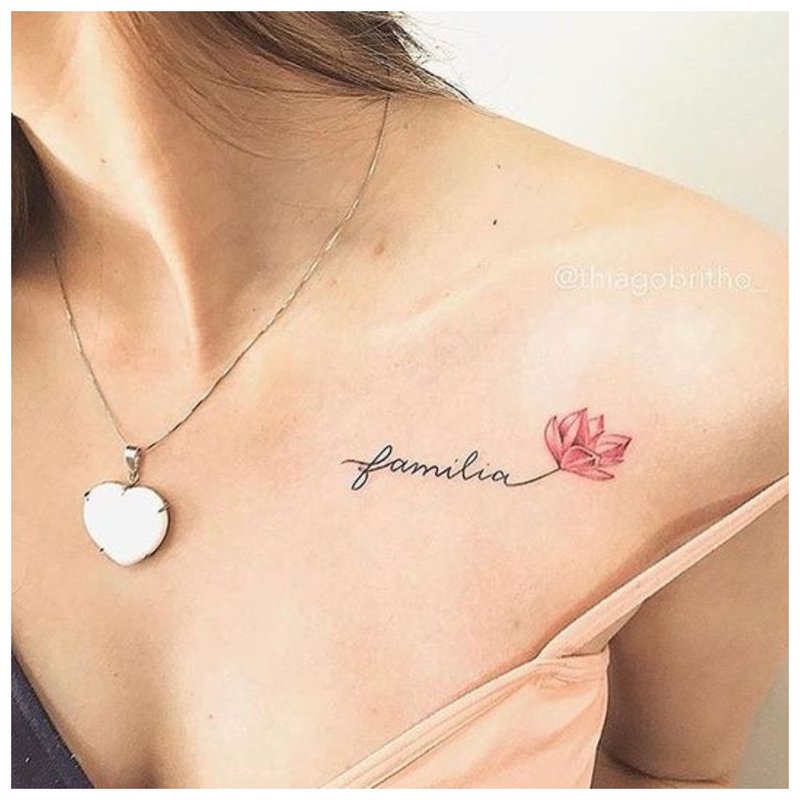 Ang inskripsiyon ng tattoo sa clavicle