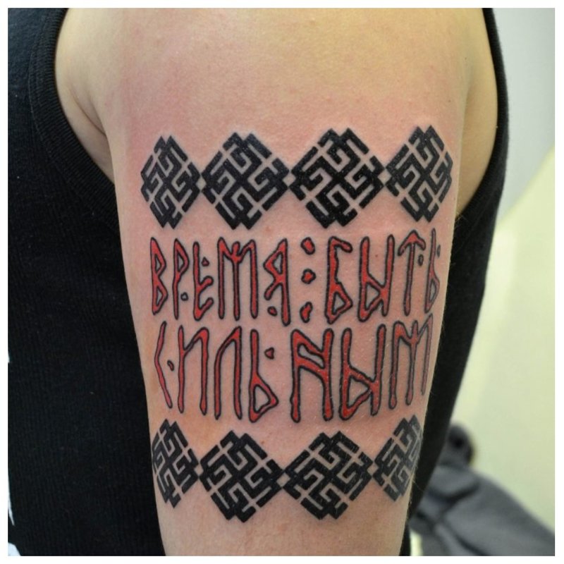 Inscription de tatouage avec signification et motifs.