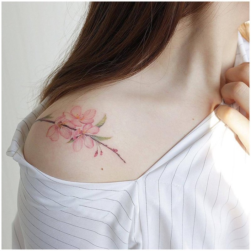 Pinong floral tattoo sa balikat