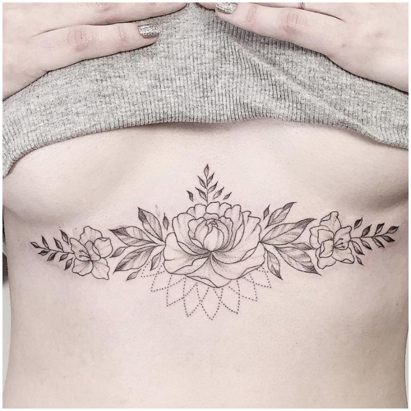 Tatouage de fleur sous la poitrine