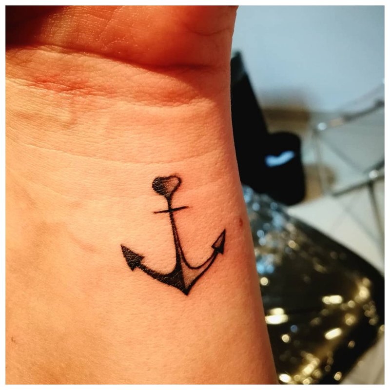 Petite ancre - tatouage au poignet