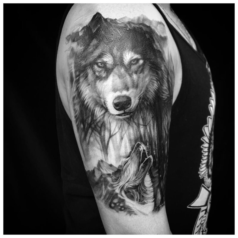 Wolf sa itim - tattoo sa balikat