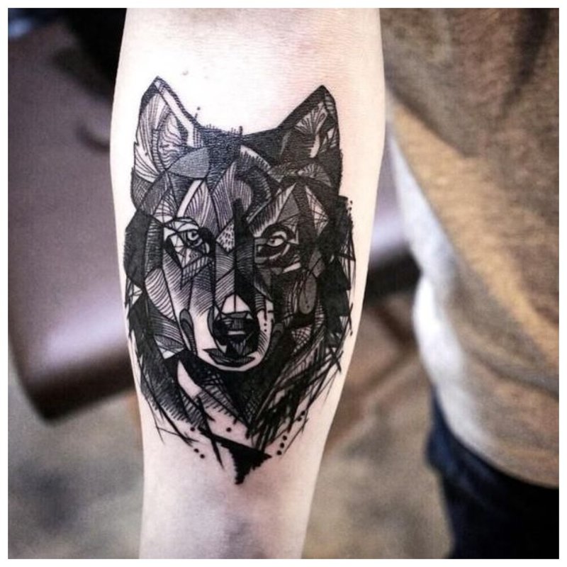 Wolf tattoo sa kamay ng isang tao