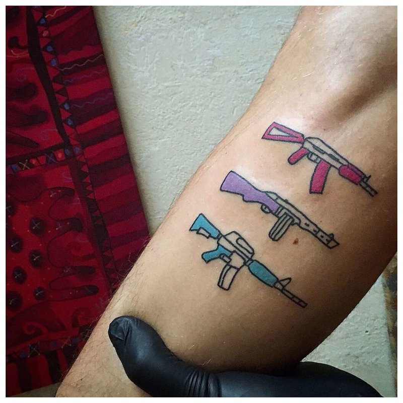 Handgun Tattoo Baril