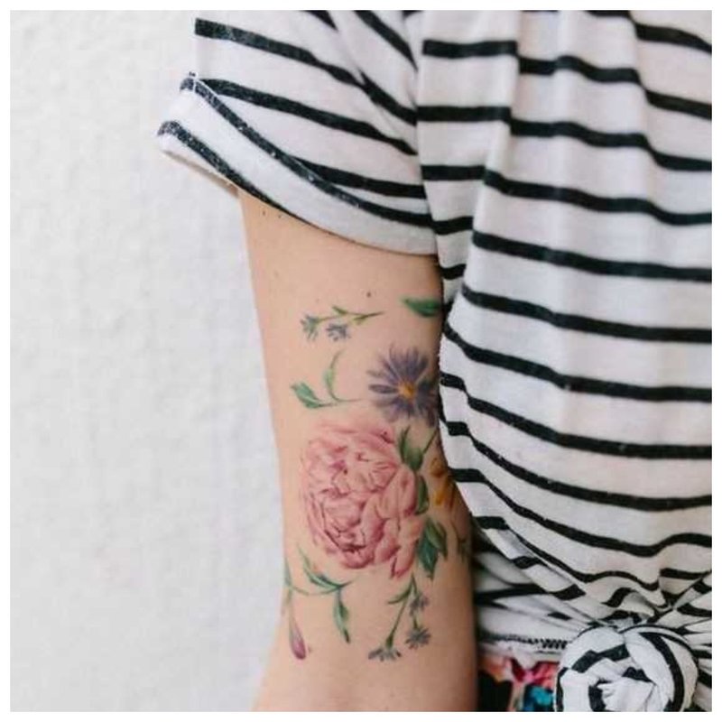 Tattoo tema ng bulaklak para sa batang babae