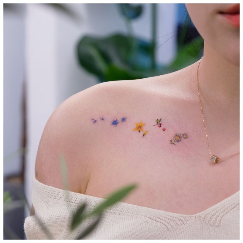 Beau tatouage sous la clavicule