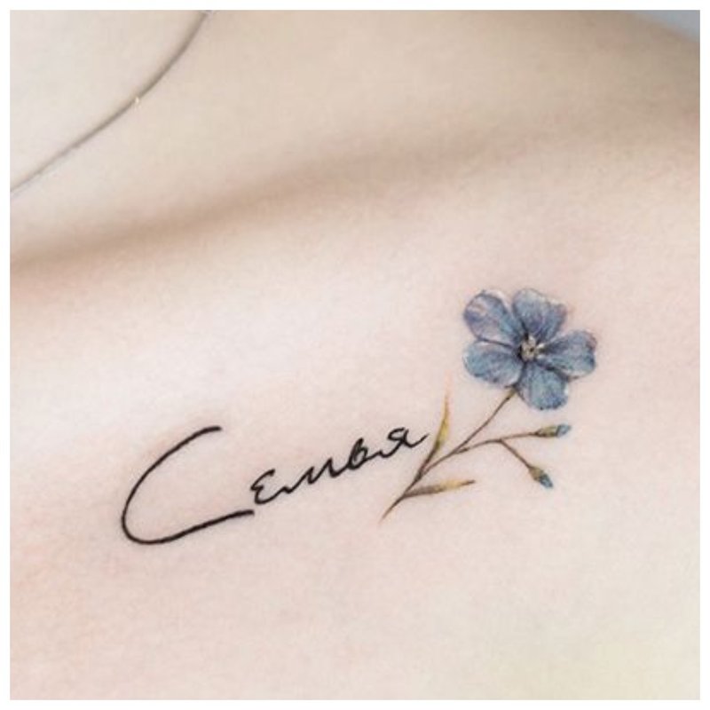 Lettrage et fleur - tatouage de la clavicule