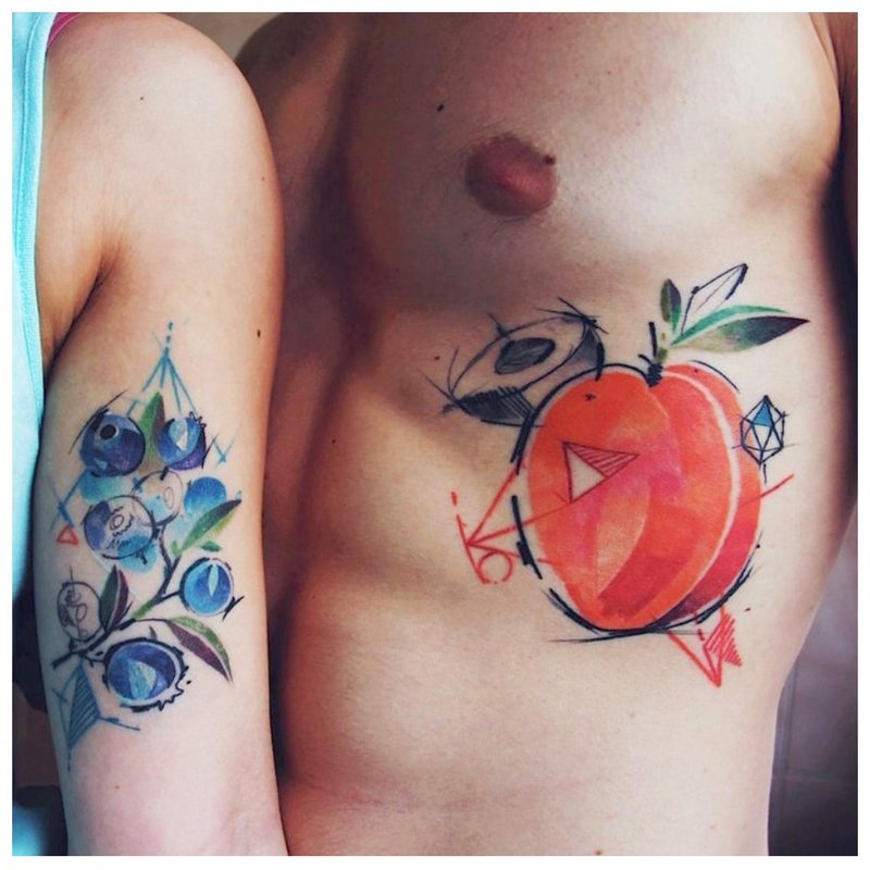 Tatouages ​​appariés dans un style aquarelle.