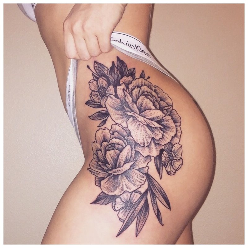 Tatouage sexy sur la hanche d'une fille