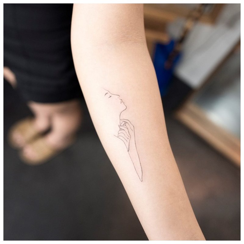 Tatouage contour minimaliste