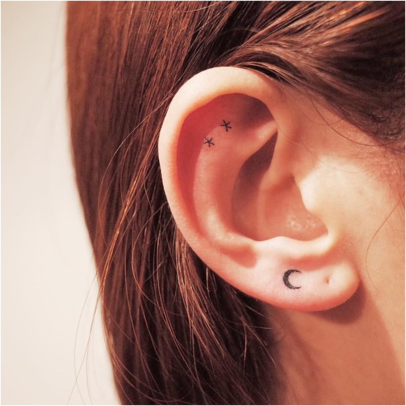 Tatouage minimal sur l'oreille