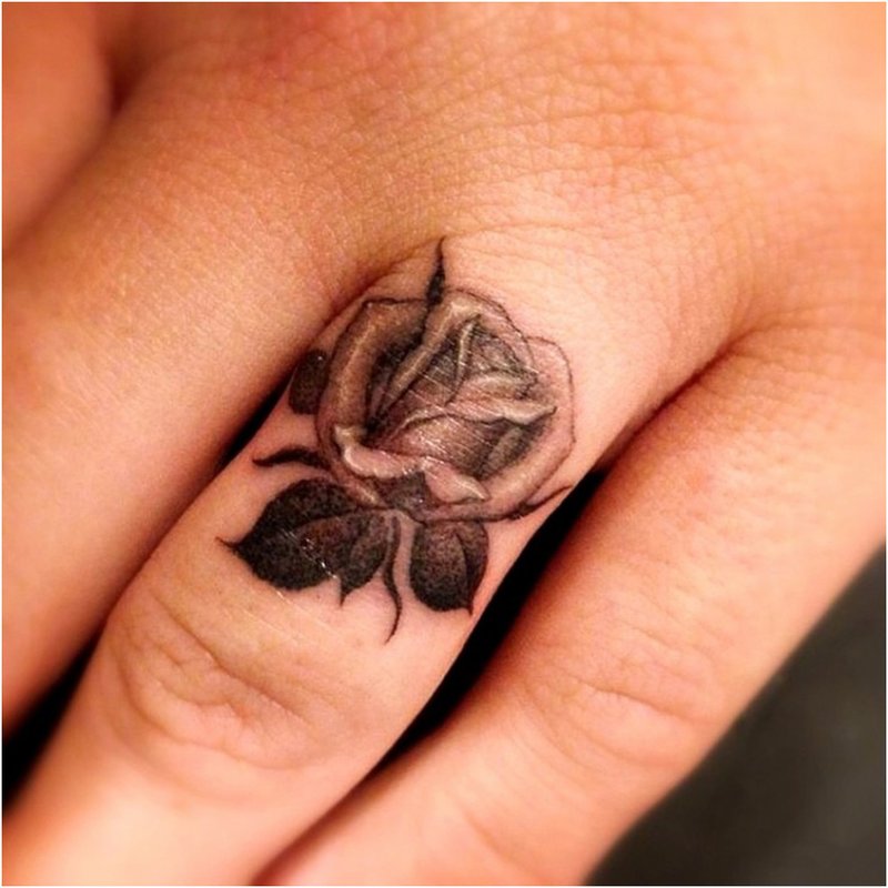 Rose tattoo sa daliri