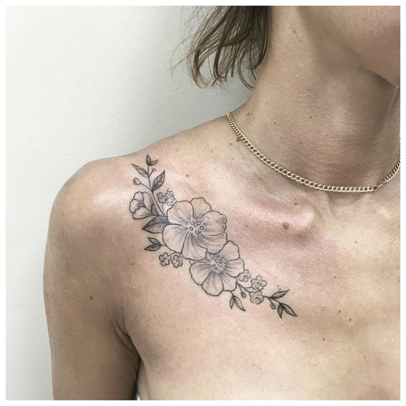 Ang tema ng bulaklak para sa tattoo ng clavicle