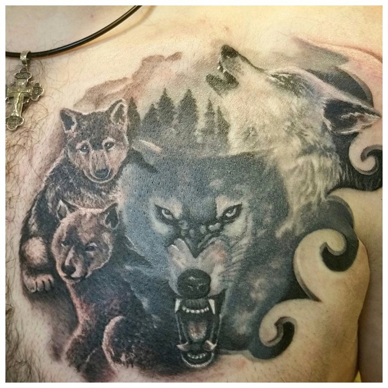 Si Wolf kasama ang kanyang pack - tattoo sa dibdib ng isang lalaki