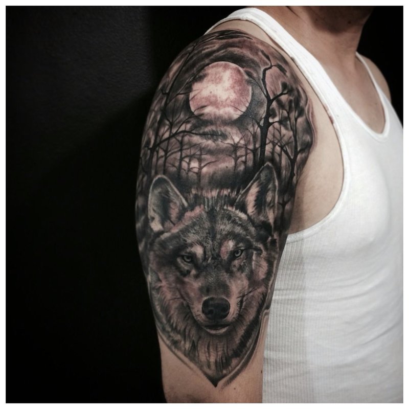 Wolf sa gubat - tattoo sa balikat