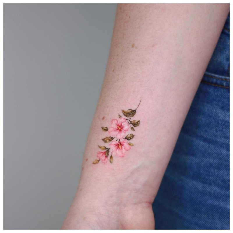 Tatouage floral au poignet