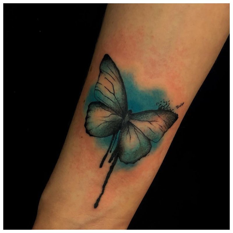 Butterfly - tattoo sa pulso ng mga batang babae