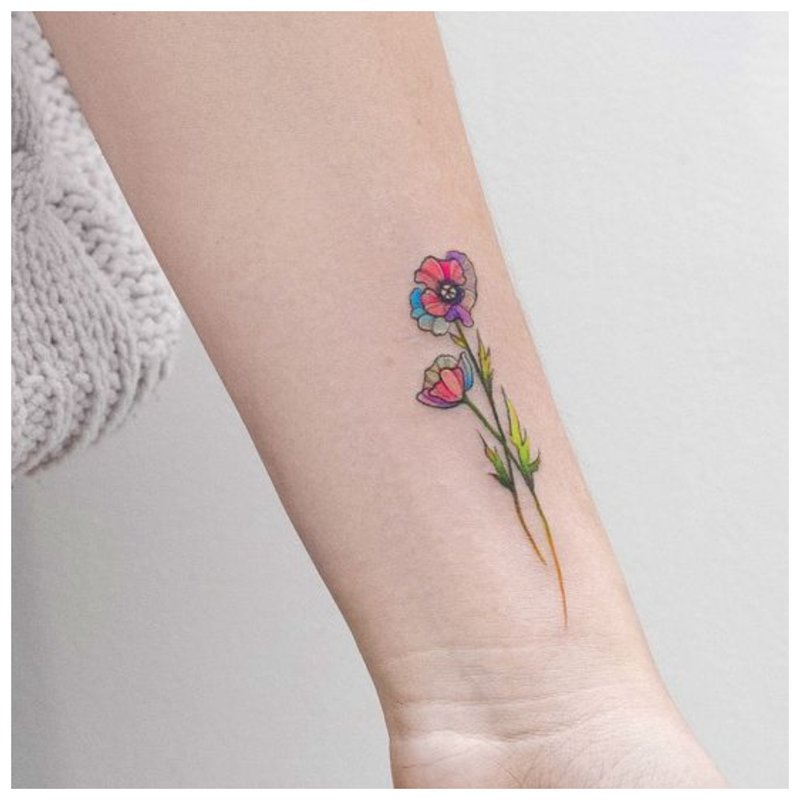 Bulaklak - tattoo para sa isang batang babae