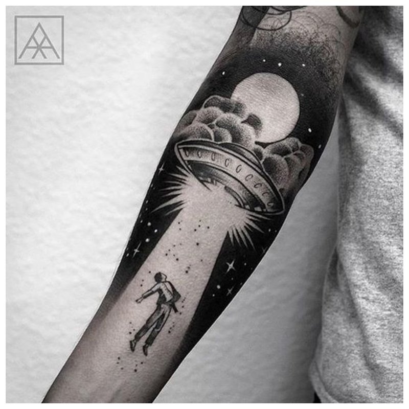 Space tema para sa tattoo