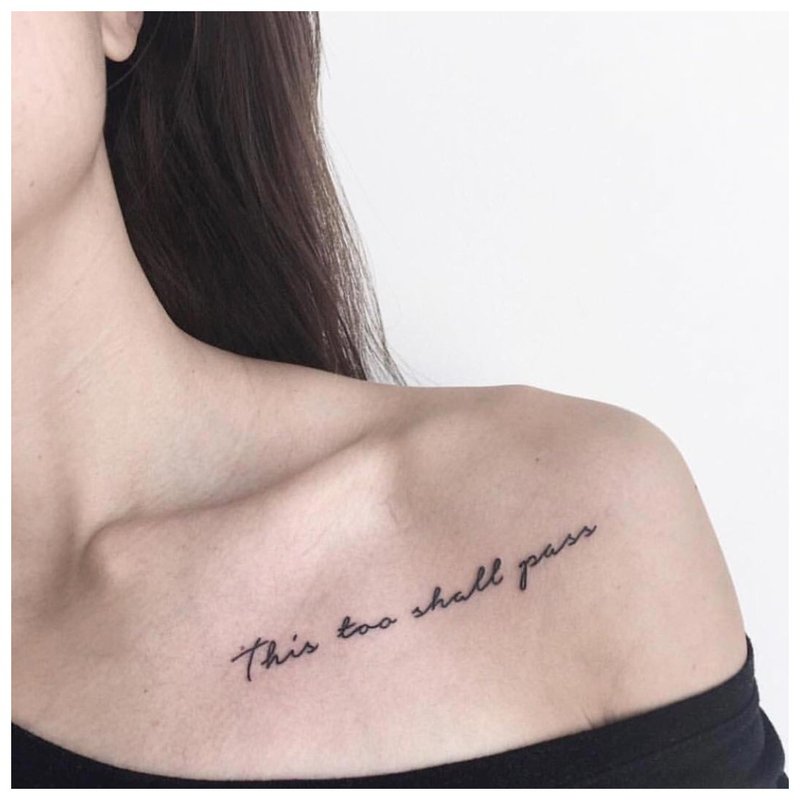 Phrase tatouée à l'épaule