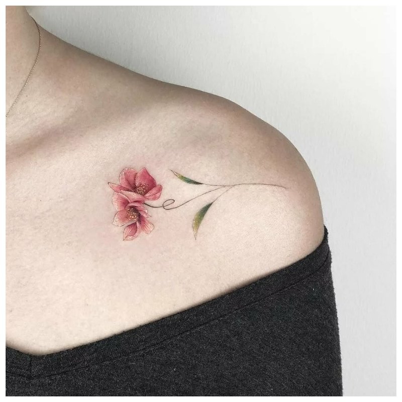 Thème de la fleur pour le tatouage de la clavicule