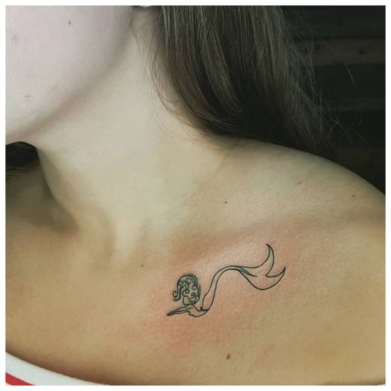 Petit tatouage de clavicule