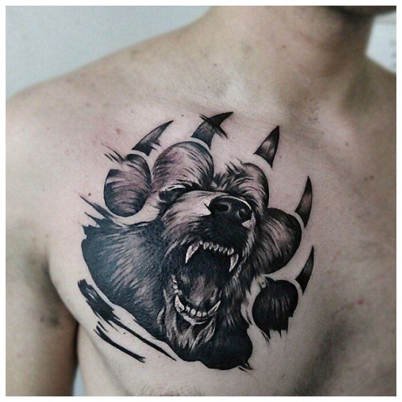 Pako at bibig ni Wolf - tattoo ng dibdib ng isang lalaki