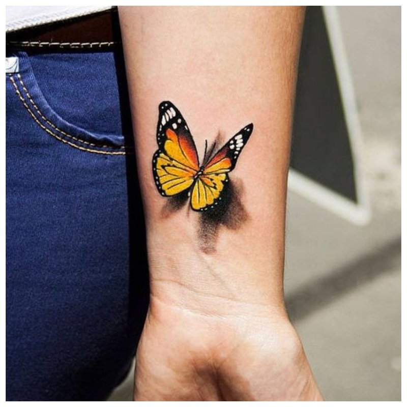 Butterfly - tattoo sa pulso ng isang batang babae