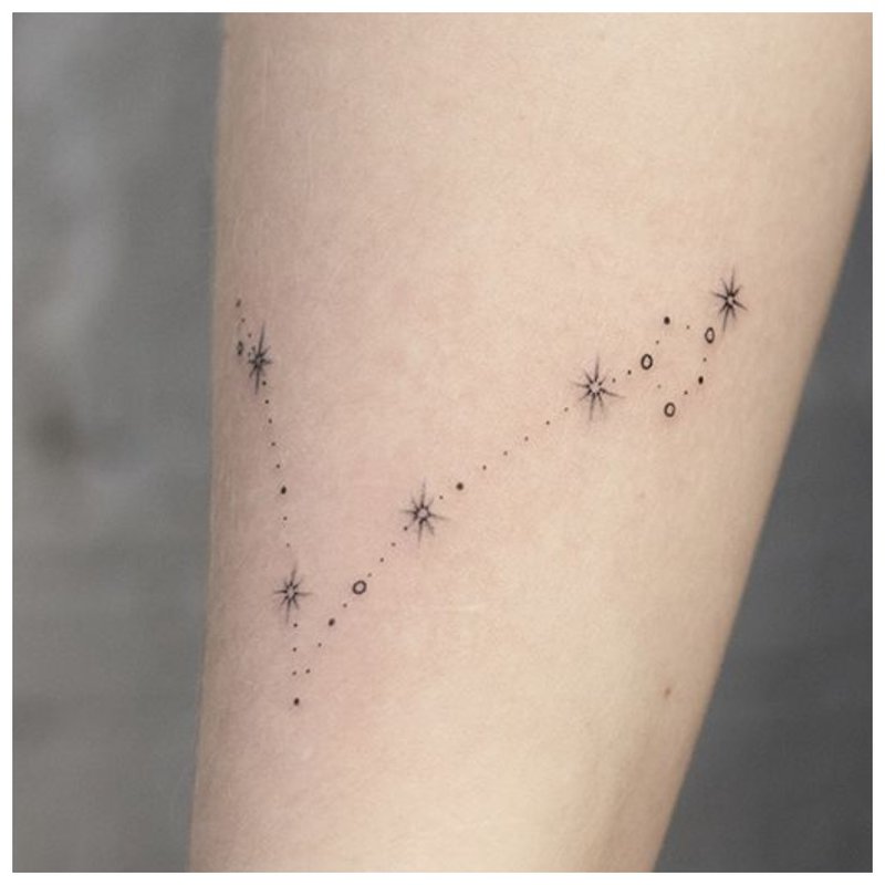 Thème de l'espace pour le tatouage