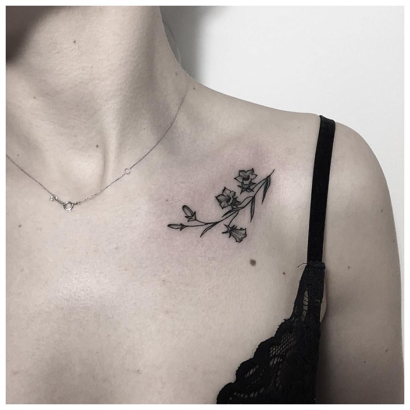 Beau tatouage de clavicule