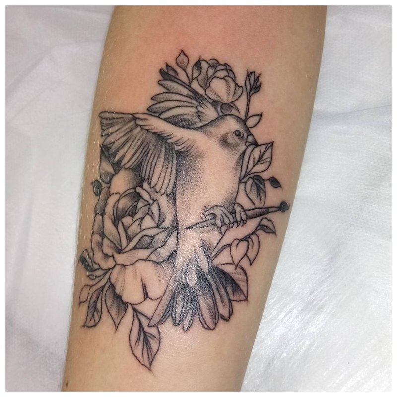 Mga tattoo ng bird forearm sa mga kalalakihan