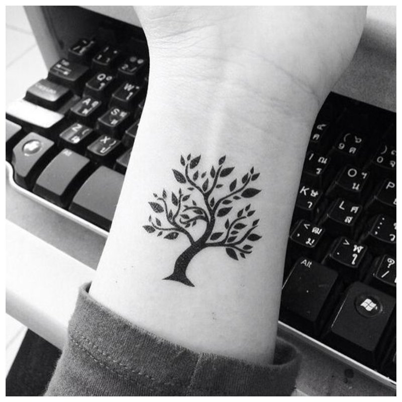 Tree tattoo sa pulso