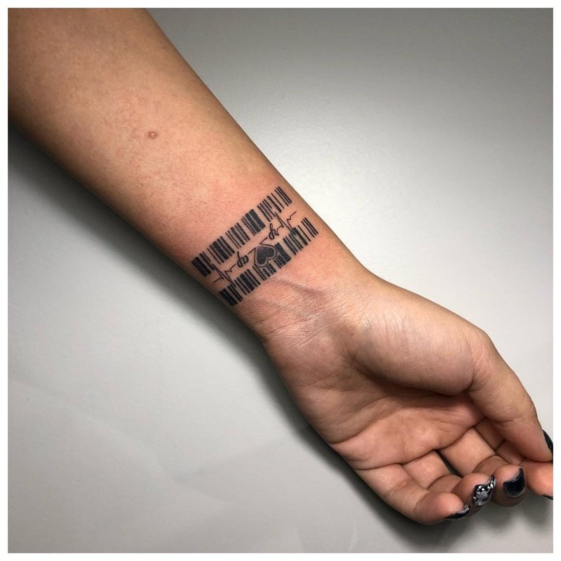 Hindi pangkaraniwang tattoo